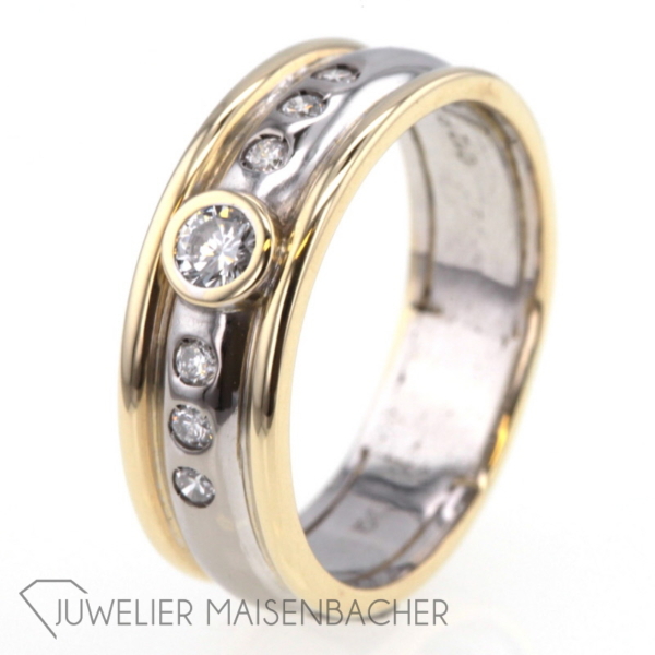 Luxuriöser Ring mit Diamanten Gold